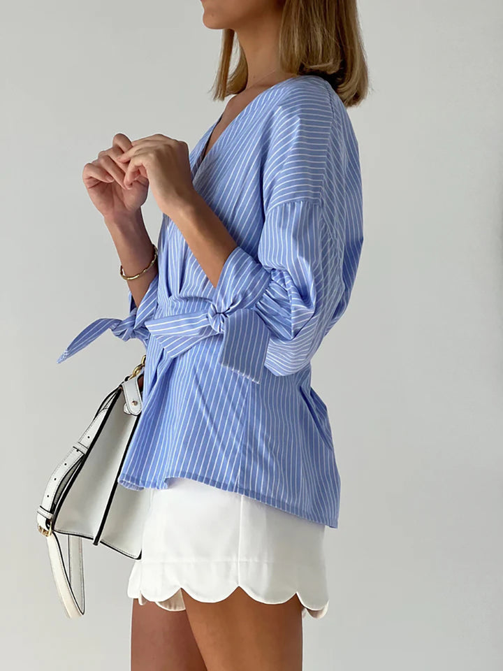 Damebluse med taillieret snit og ruffle detaljer Stilla