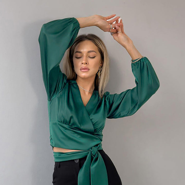 Dame indpakningsbluse i luksuriøs satin med volumeærmer og elegant lukning Stilla