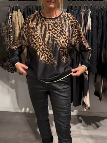 Dame top med moderigtige leopardmønster og dekorative ærmer Stilla