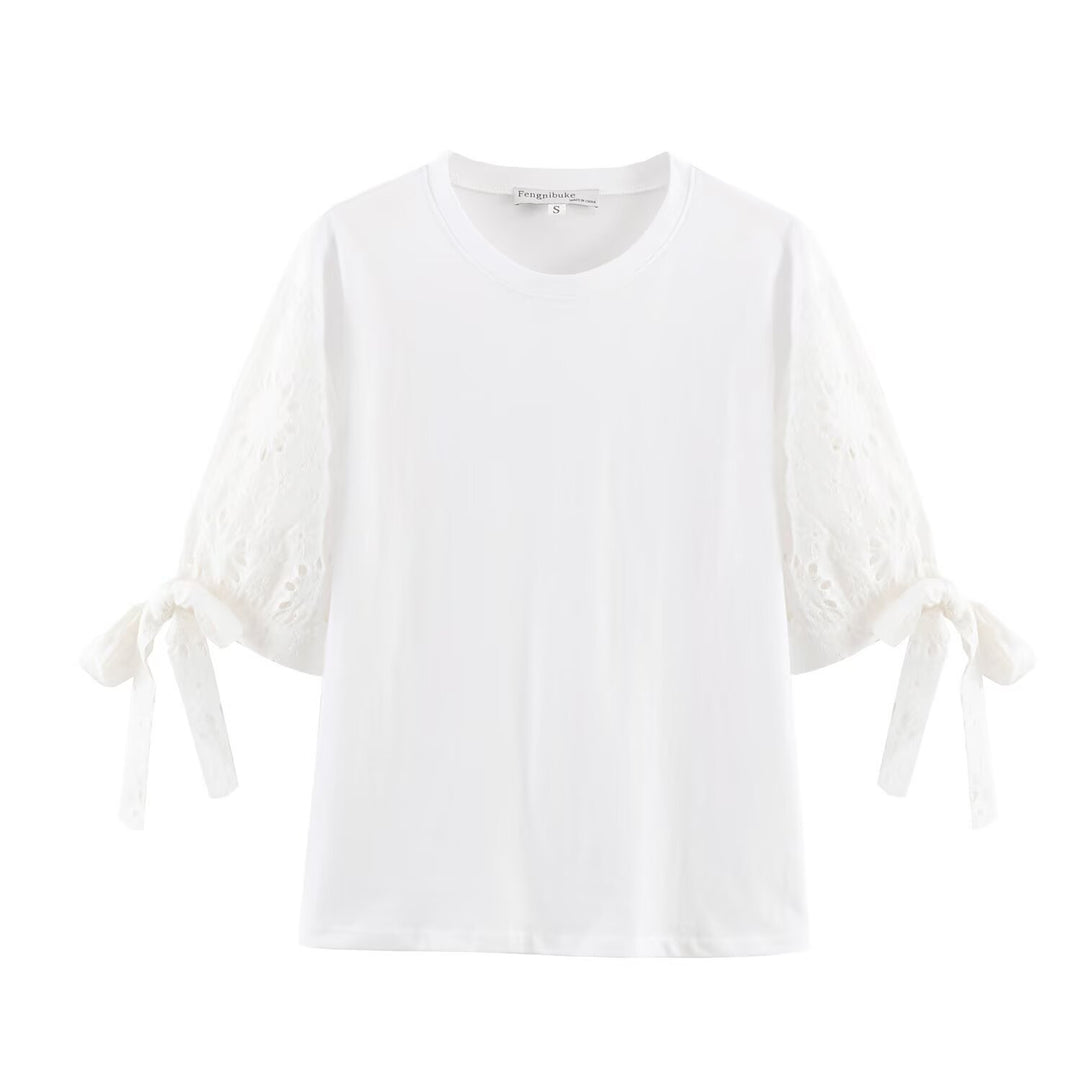 Dame T-shirt med elegant spids-snit og tidløs sløjfe-applikation Skovae