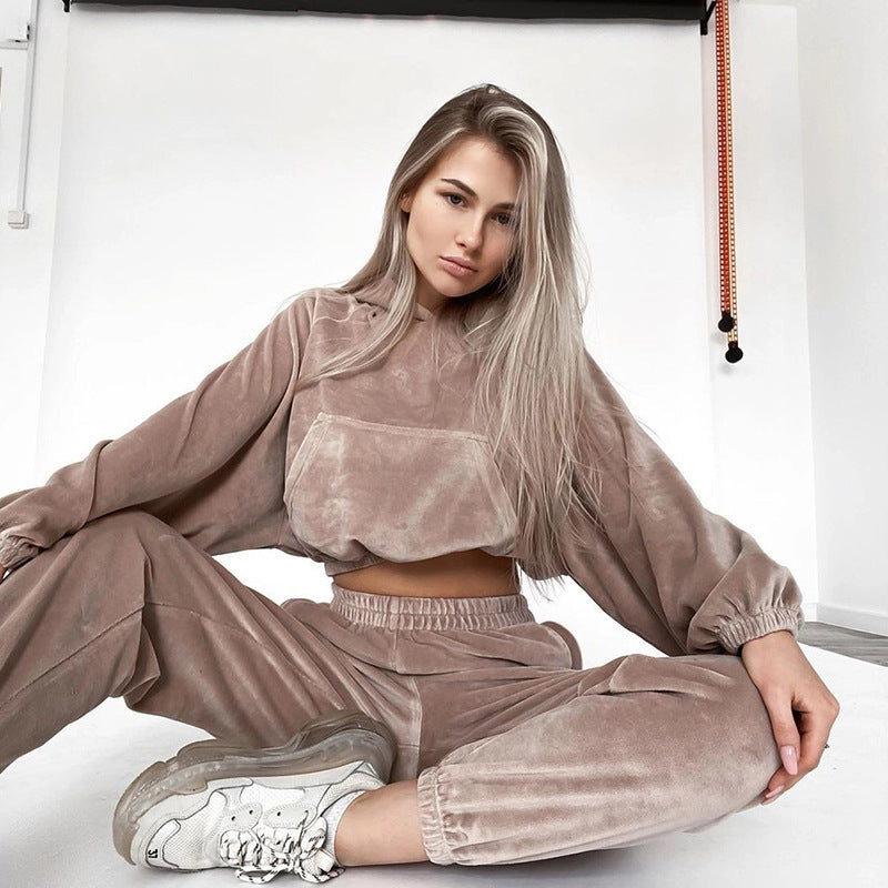 Kvinders loungewear sæt lavet af blød velour med cropped hoodie og elastiske bukser Skovae