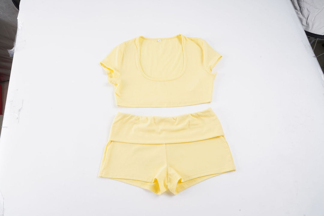 Dame komfortabelt to-delt sportsæt med crop-top og shorts Skovae