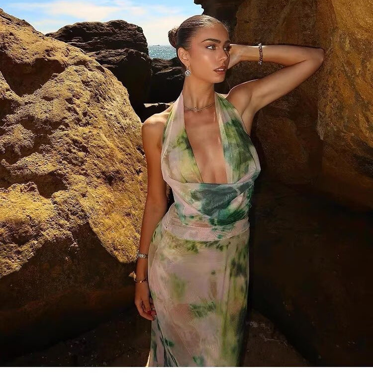 Femme Elegantes Maxi-kjole med dyb V-hals og flydende silhuet Stilla