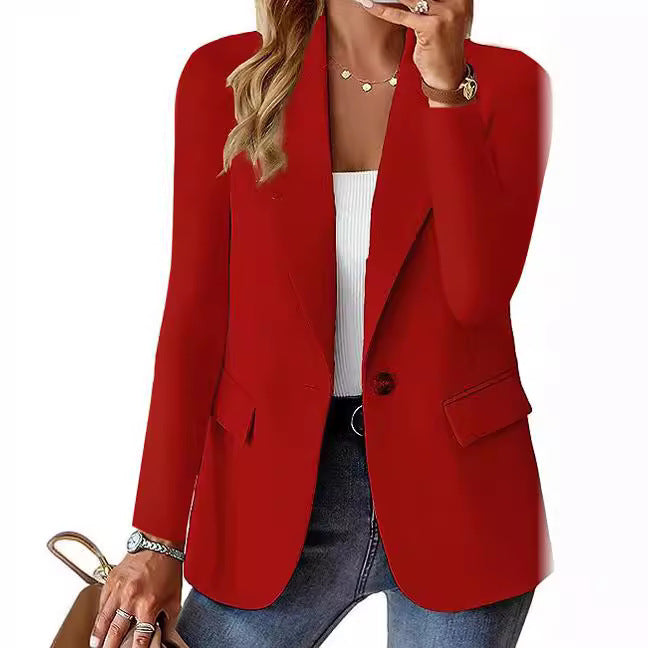 Dame moderne blazer-outfit med elegant snit og klassiske detaljer Stilla