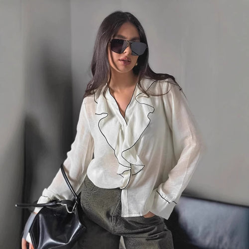 Damebluse med flæsedetaljer og elegant V-hals Stilla