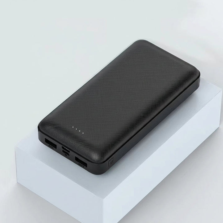 Unisex nan kompakt powerbank med dual-USB og USB-C ladeport samt LED-ladeindikator Skovae
