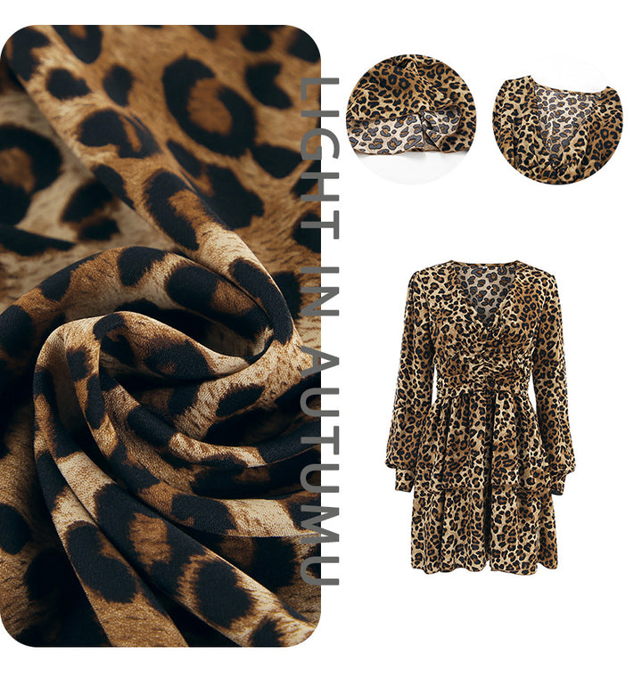 Damekjole med svajende kant og elegant leopardmønster Stilla