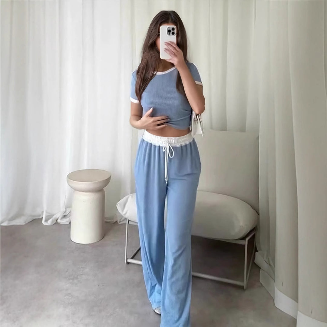 Kvindernes loungewear sæt med cropped top og brede bukser