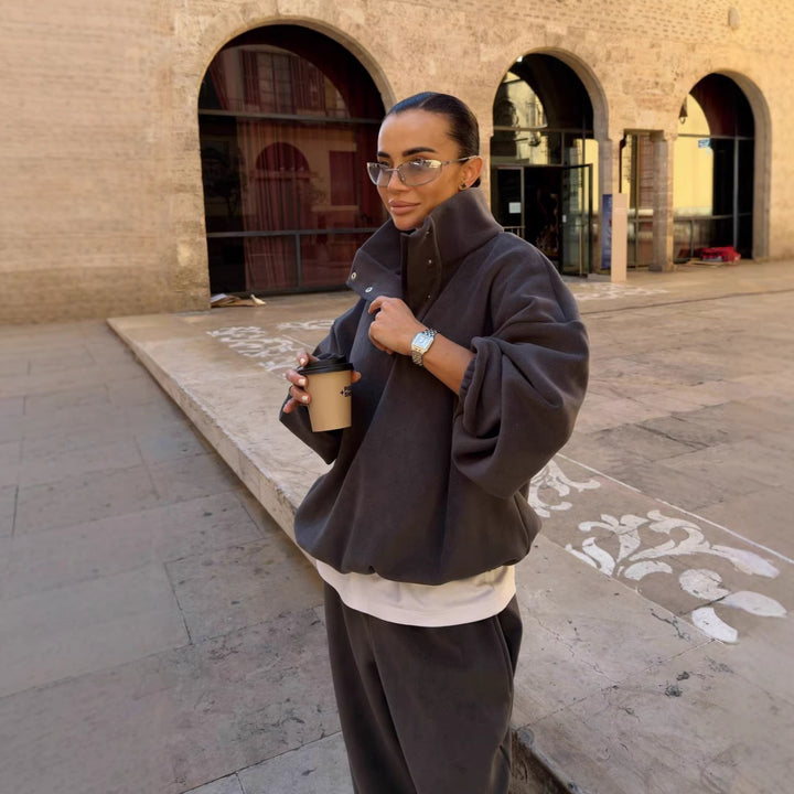 Kvinders hyggelige oversized fleecepullover med høj krave og elegant snøre-applikation Skovae