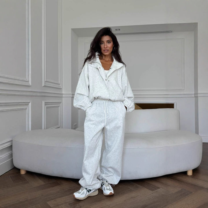 Kvinders afslappede sæt med kort hoodie og komfortable joggers Stilla