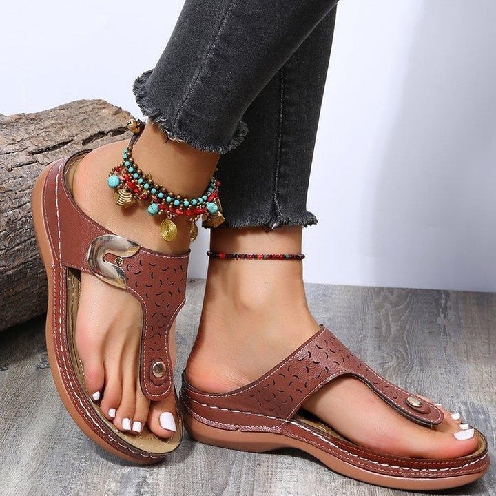 Dame flip-flops med dekorativt huldesign og ergonomisk fodseng Stilla