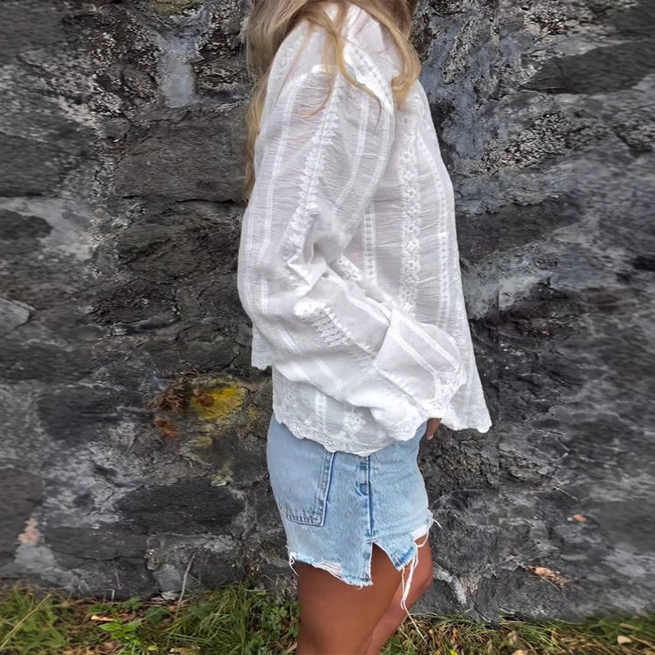 Dame nan bestickede skjortebluse med floral ajour-broderi, perlemorsknapliste og afslappet oversized pasform Skovae