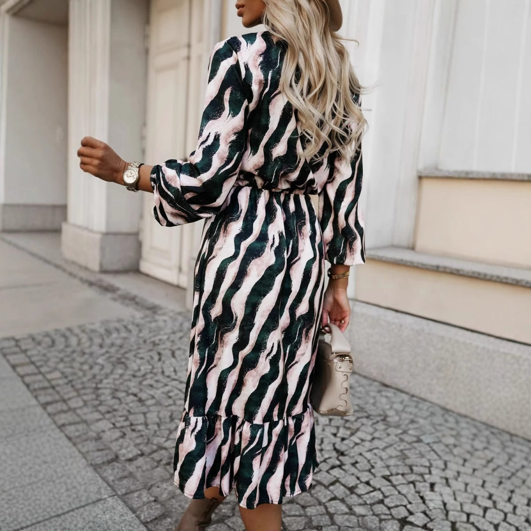 Dame Maxim-kjole med raffineret omslagsdesign og fashionable accenter Stilla