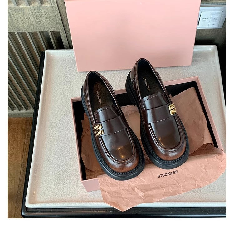 Dame elegante loafers med markant metaldekoration og komfortabel sål Stilla