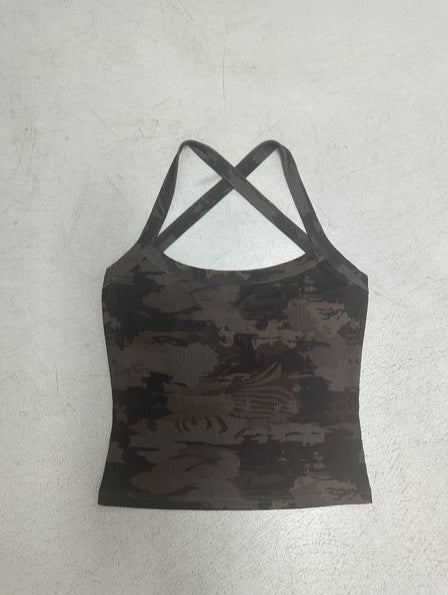 Dame sporty tanktop med X-formet ryg og camouflage mønster Skovae