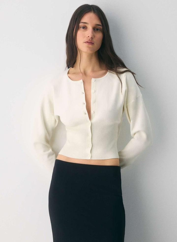 Kvinders cropped cardigan med knapstolpe og ribstrik Skovae
