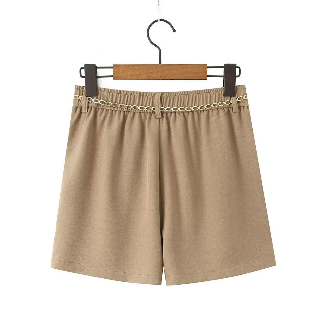 Dame elegante shorts med dekorativ kæde og fine folder Skovae