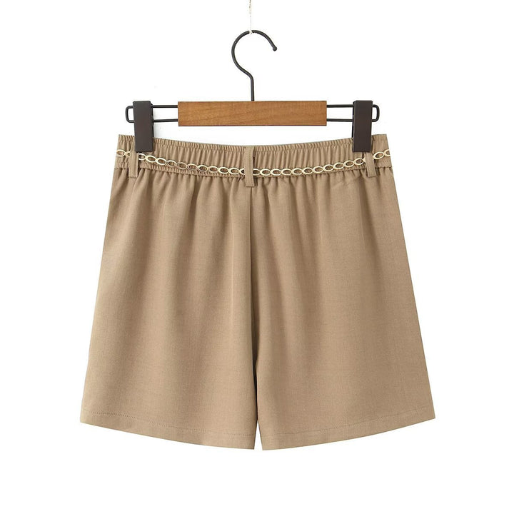 Dame elegante shorts med dekorativ kæde og fine folder Skovae