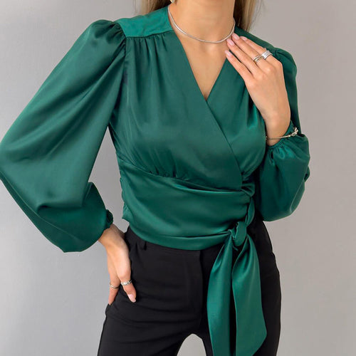 Dame indpakningsbluse i luksuriøs satin med volumeærmer og elegant lukning Stilla