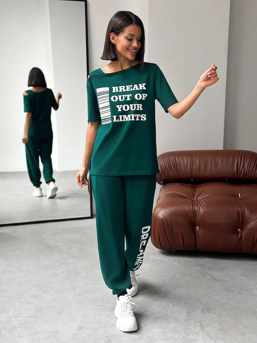 Kvinders sporty loungedragt med stilfulde udskårne ærmer og statementprint Skovae