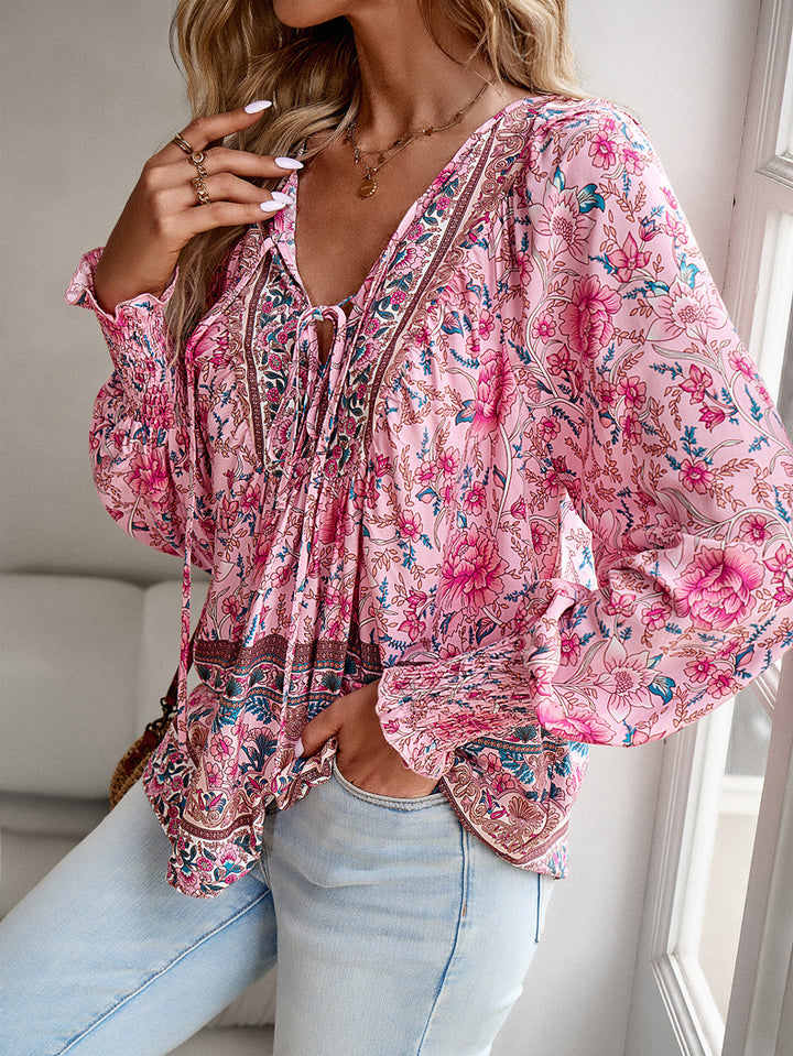 Damebluse med legesygt blomsterprint og detaljer i etnisk stil Stilla