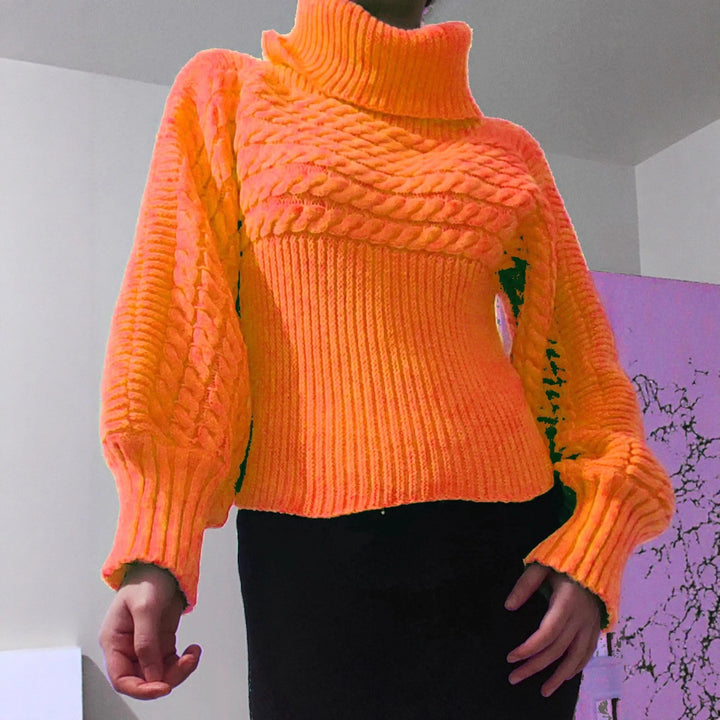 Kvinders strikkede pullover med rullekrave og struktureret design Stilla