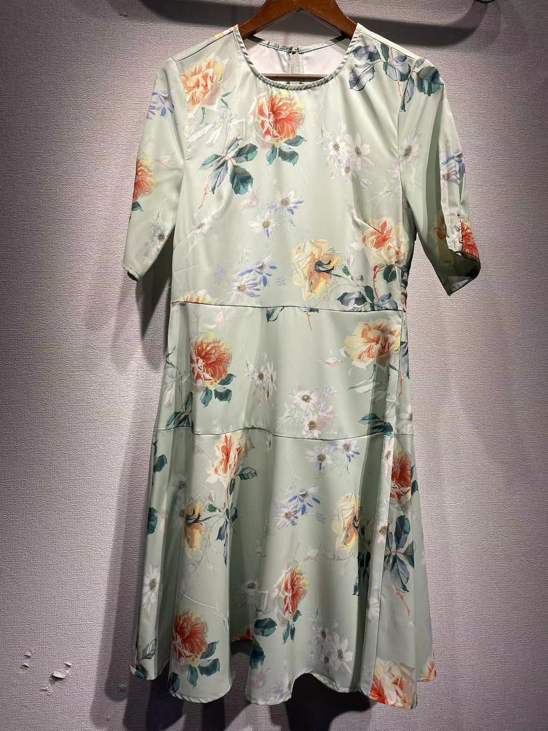 Dame Midi-kjole med blomsterdesign og elegant snit Stilla