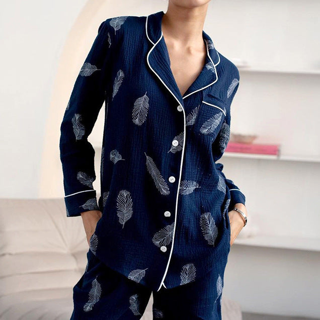 Dame natdragt med fashionabel fjertryk Stilla