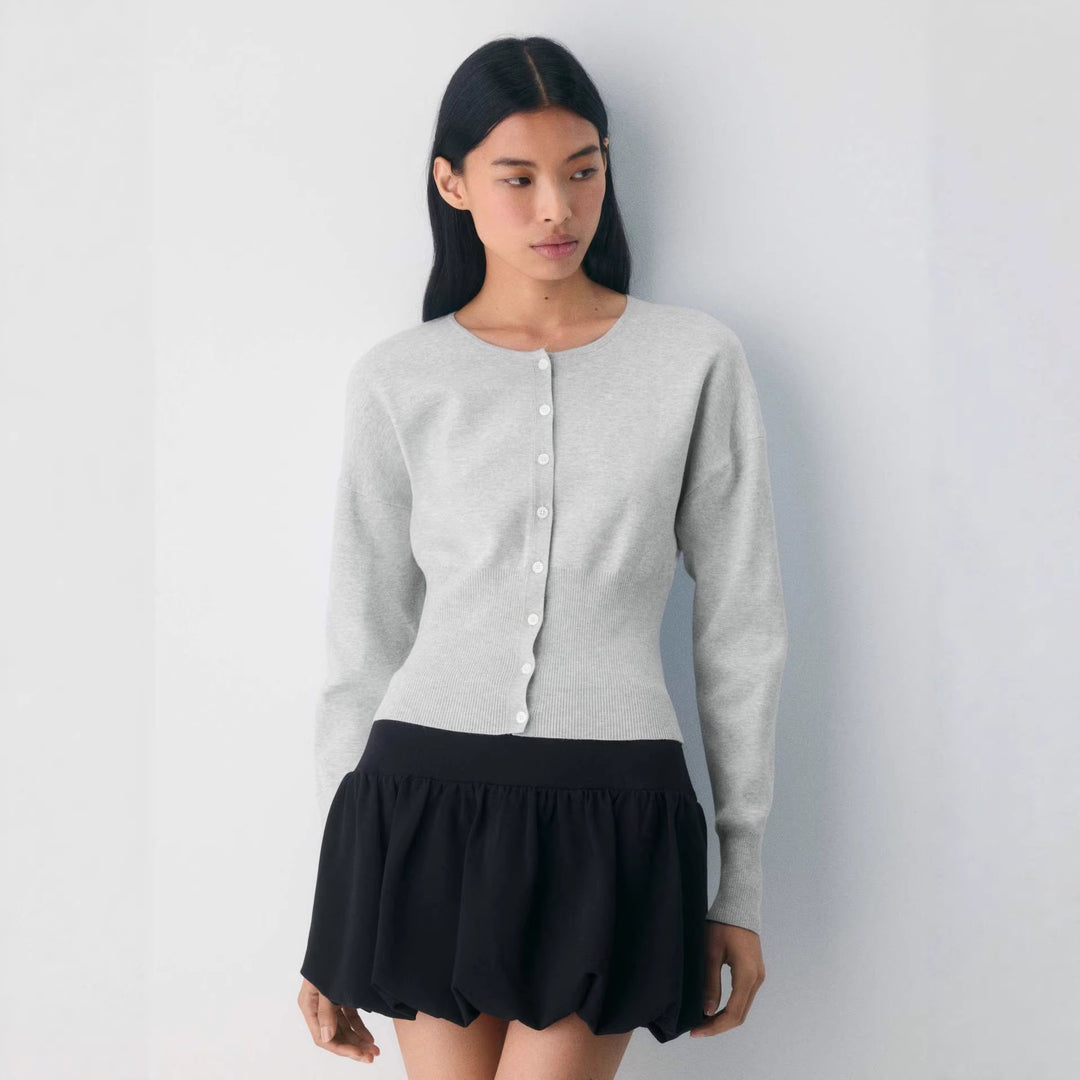 Kvinders cropped cardigan med knapstolpe og ribstrik Skovae