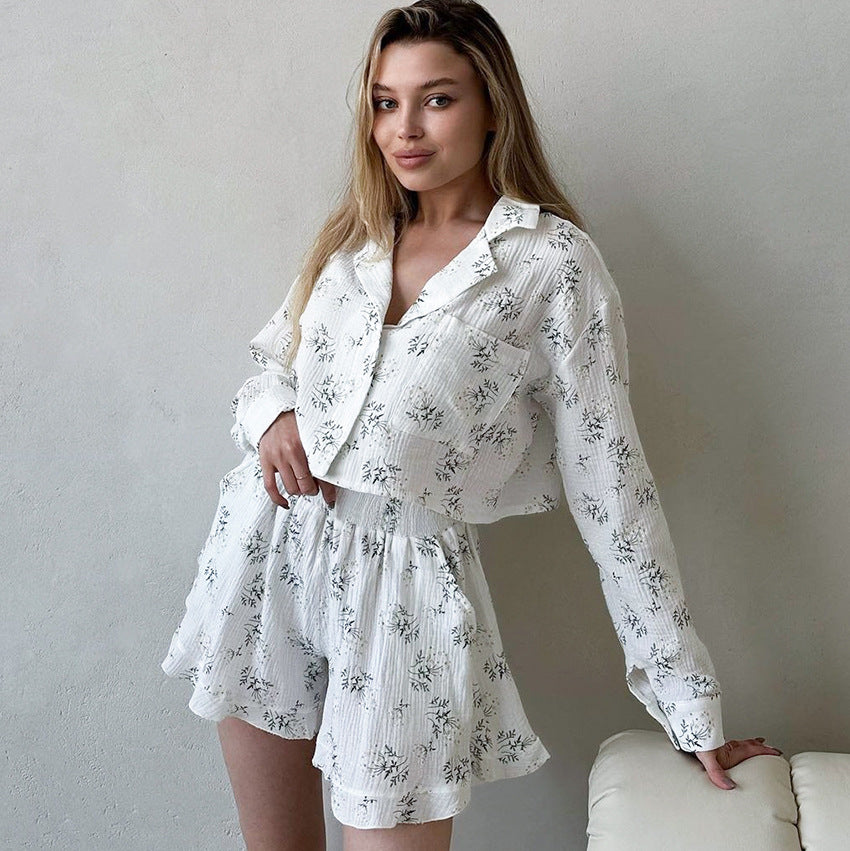 Dame sæt bestående af let cropped top og flydende shorts med blomsterdesign Stilla