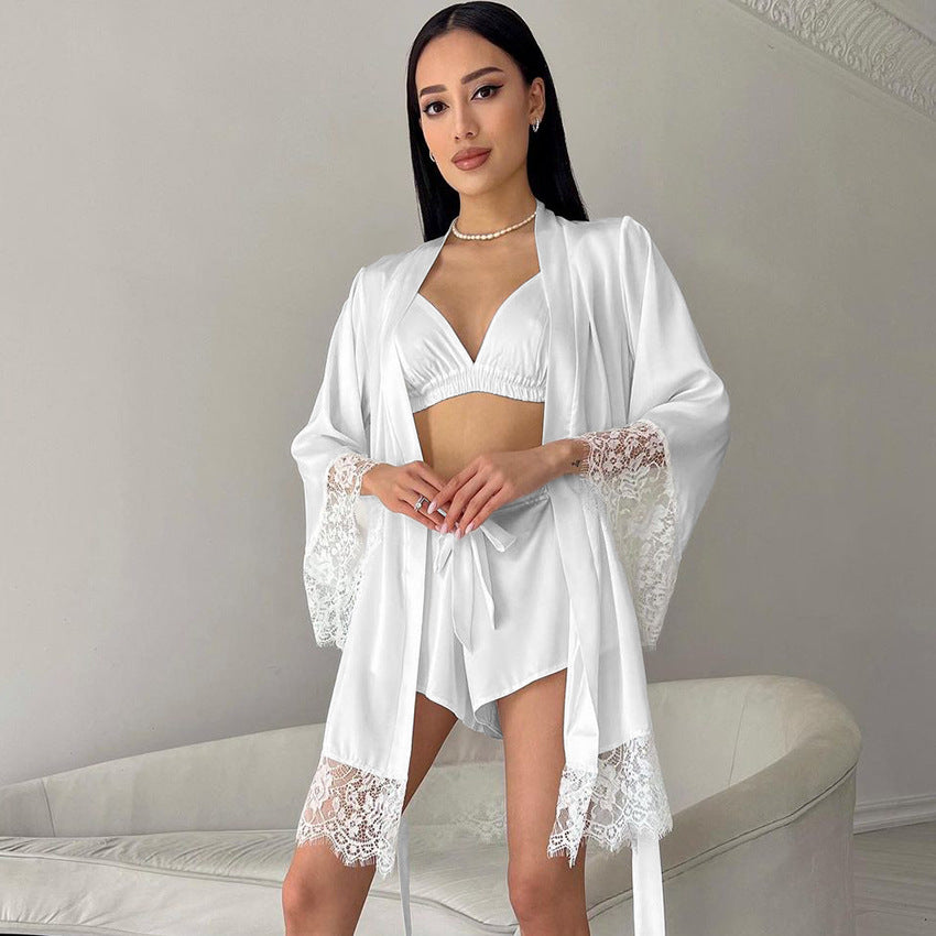 Dame Satin pyjamasæt med elegant kimono-design og blondeafslutninger Stilla