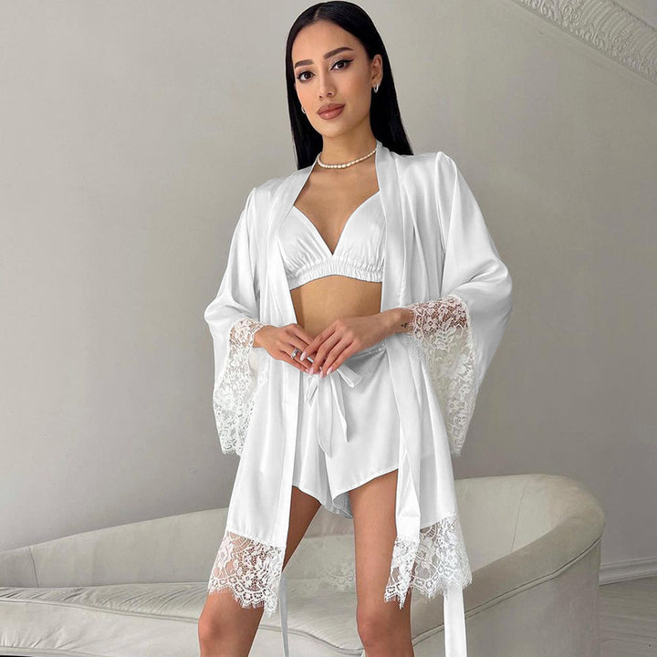 Dame Satin pyjamasæt med elegant kimono-design og blondeafslutninger Stilla