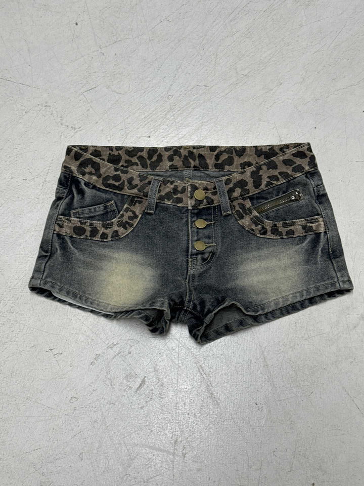 Dame shorts i moderigtigt leopardmønster med dekorative knapdetaljer Skovae