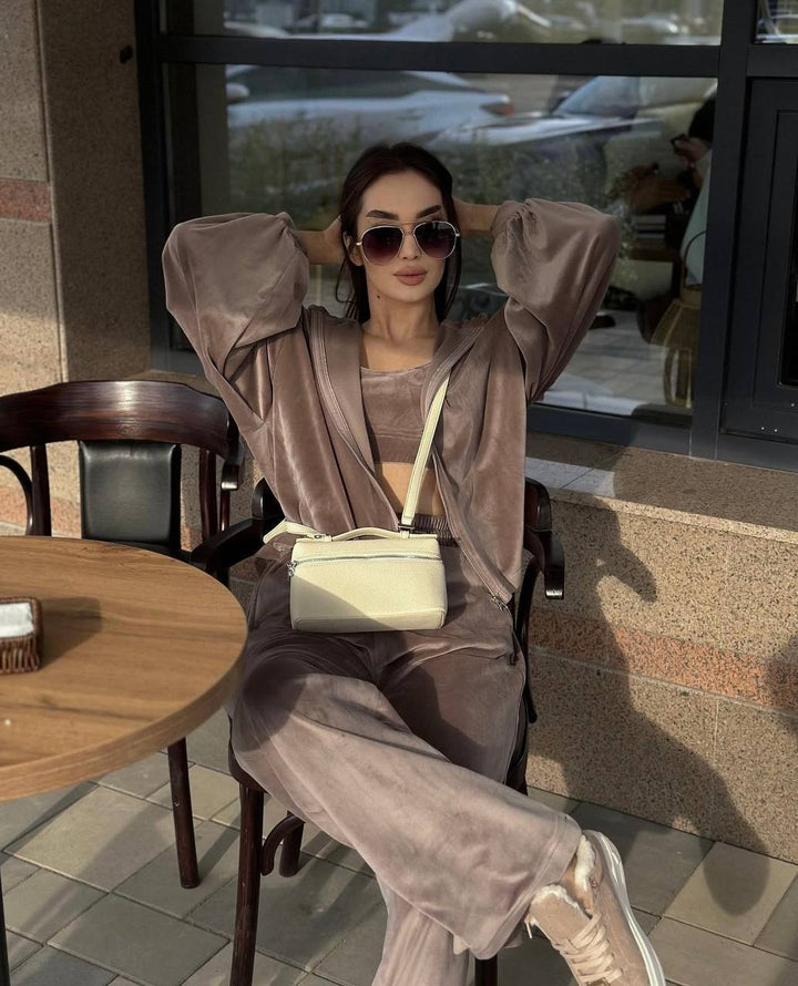Kvinders stilfulde fløjl loungewear sæt med cropped top og behagelige bukser Skovae