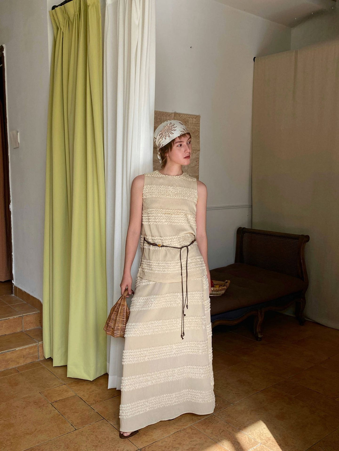 Dame ærmeløs bluse med legende knapdetaljer og elegant udskæring Stilla