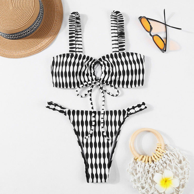 Dame triangel-bikini med moderigtigt indpakningsdesign og justerbare stropper Skovae