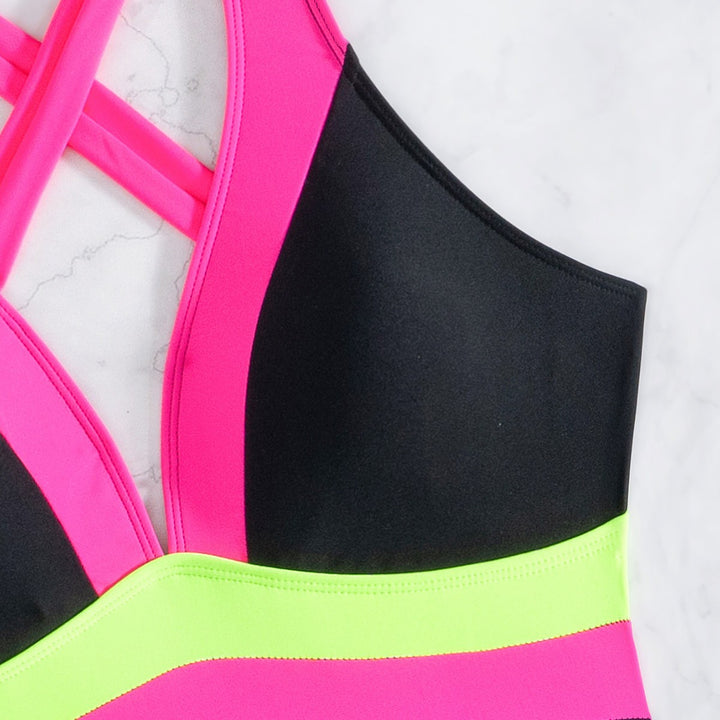 Dame enhed badedragt med kreativ farvesnit og sporty design Stilla