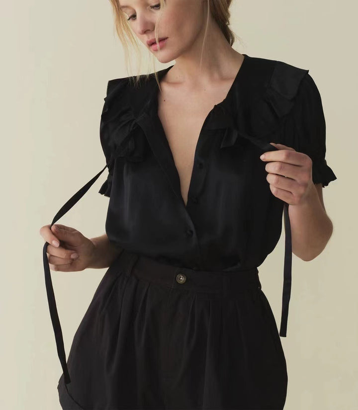 Damebluse med voluminøse ruffle detaljer og dekorative spændingselementer Stilla