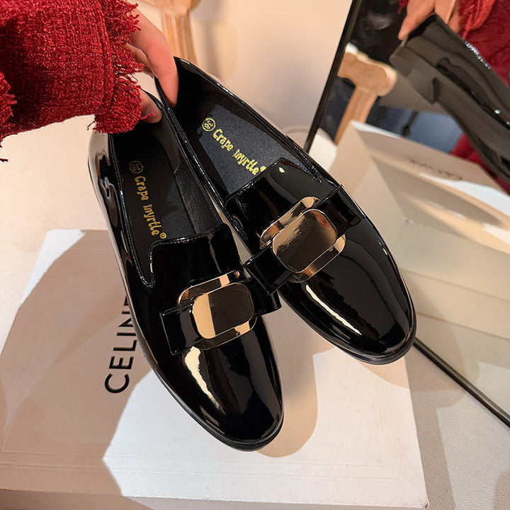 Dame elegante Loafer med moderigtigt spænde detaljer og glinsende overflade Stilla