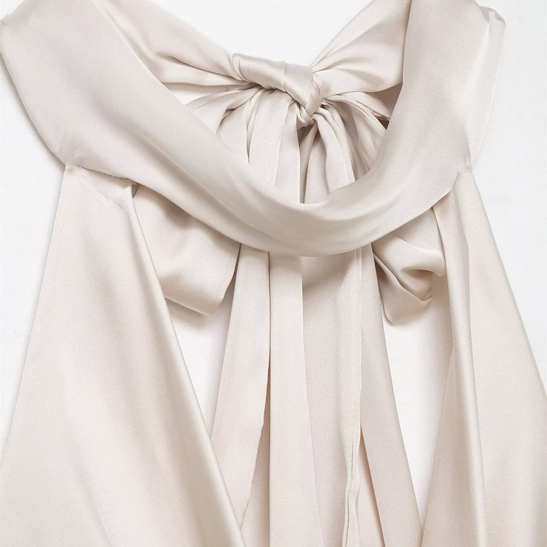 Dame elegant halterneck top i flydende satin med dekorativ rygudskæring Skovae
