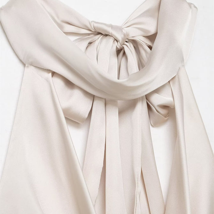 Dame elegant halterneck top i flydende satin med dekorativ rygudskæring Skovae