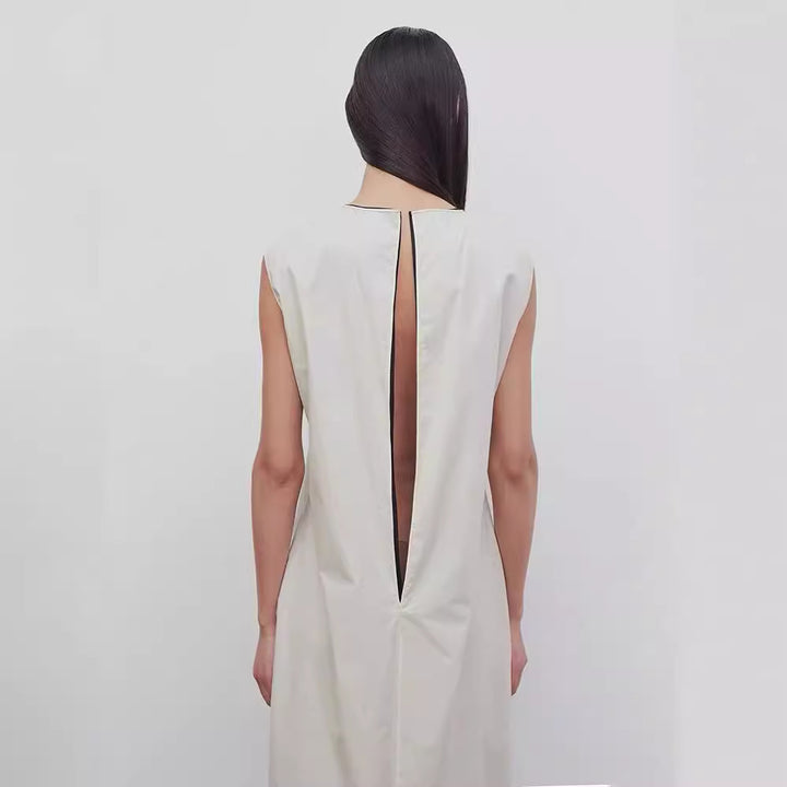Dame maxikjole med minimalistisk silhuet og elegante sideslag Stilla