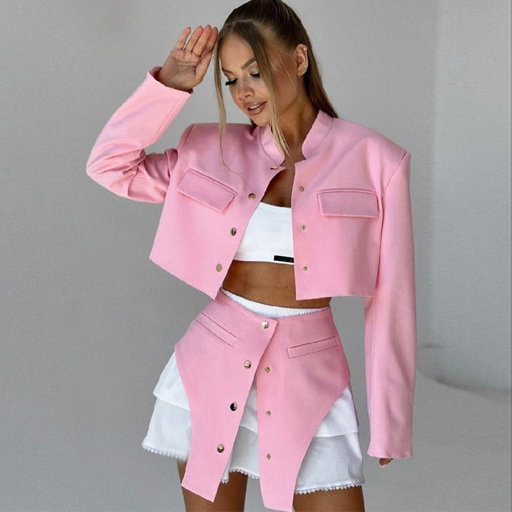 Dame moderigtigt cropped jakke- og nederdelssæt med elegante knapper og praktiske lommer Stilla