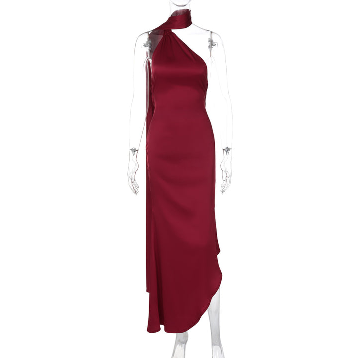 Dame aftenkjole med asymmetrisk snit og elegant halter Stilla
