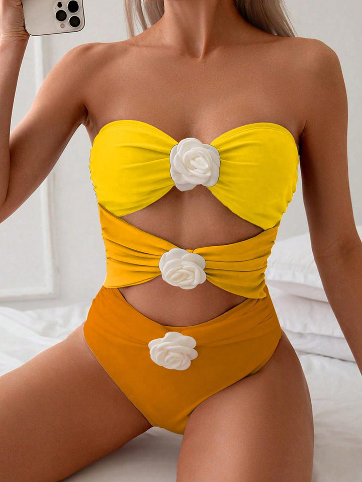 Dame bandeau badedragt med elegante rynker og florale accenter Skovae