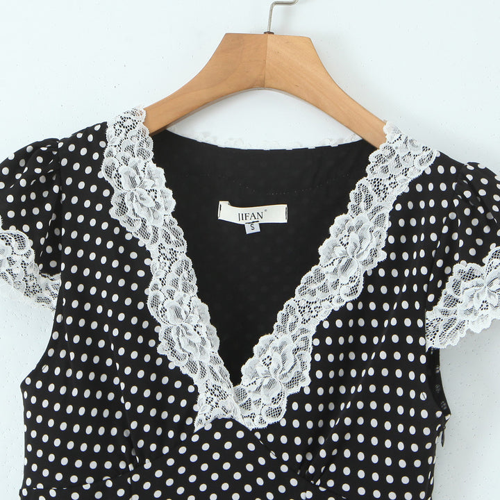 Dame sommerkjole med ruffledetaljer og prikket design Stilla