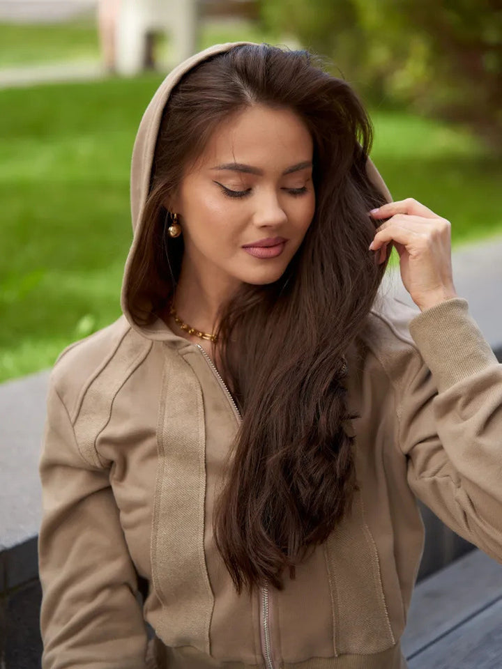 Kvinders sporty loungewear sæt med cropped hoodie og komfortable joggers