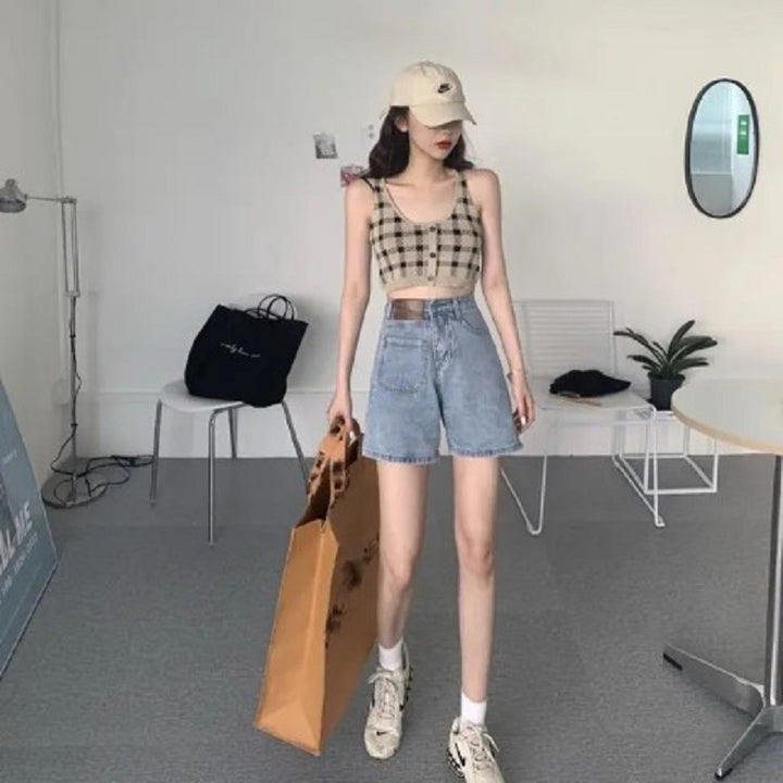 Kvinders cropped top med ternet mønster og knapdetalje Skovae