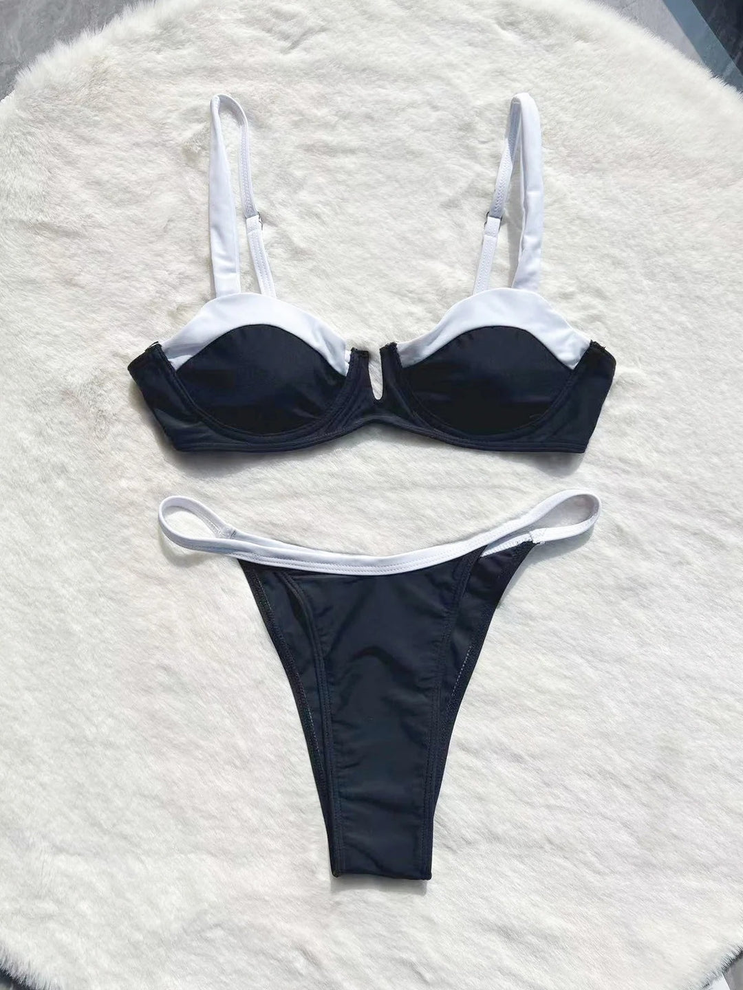 Dame Bikini sæt med moderigtigt bustier og dyb skæring Stilla