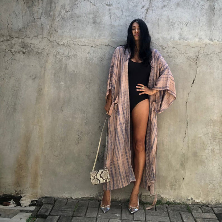 Dame strandvenlig kaftan med lang skæring og elegant bindebælte Stilla